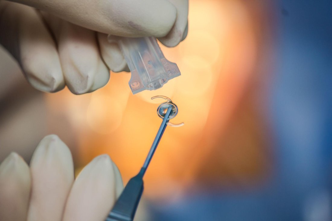 Foldable intraocular lens loaded for a stitch-free incision